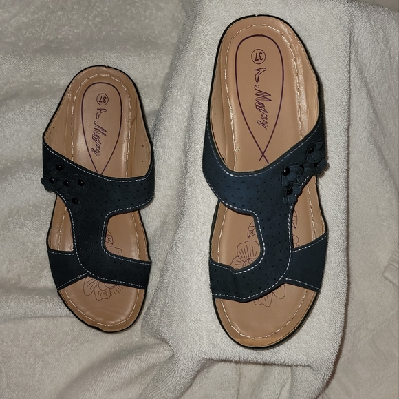 Set of 2 temu sandals, one brown and one blue - Picture 6 of 8
